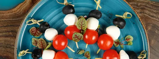 Канапе с пармезаном и виноградом