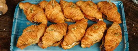 Круасан с утиной грудкой